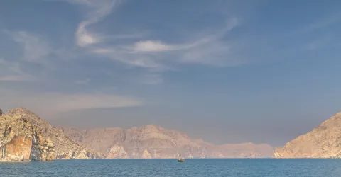 قارب تقليدي في مضائق مسندم بسلطنة عُمان