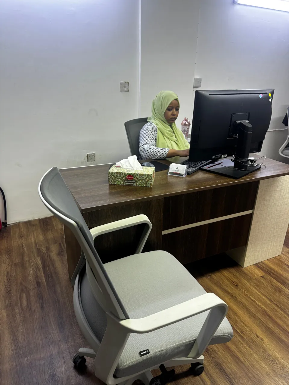 مكتب عمل حديث في مقر الوفرة