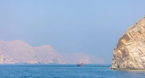 جبال مسندم المطلة على البحر في سلطنة عُمان